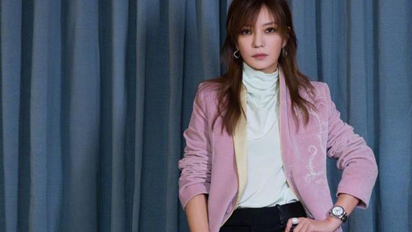 赵薇又调皮了，“闺女裤”不够还穿“老公鞋”，可爱又减龄