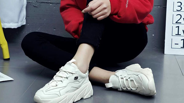 新款港风减龄小白鞋，特时尚年轻小仙女，穿着一点不累点